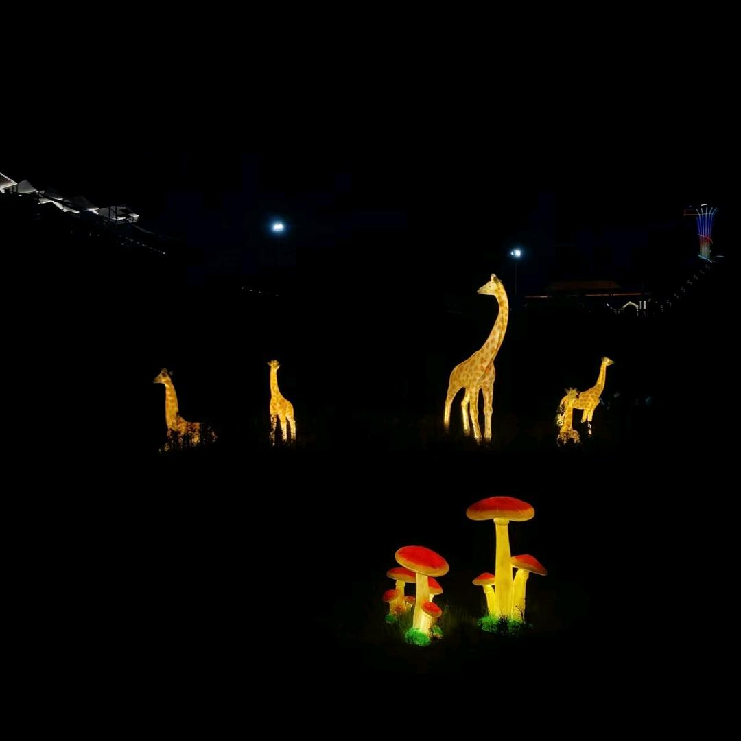 捂住伤口不敢喊疼