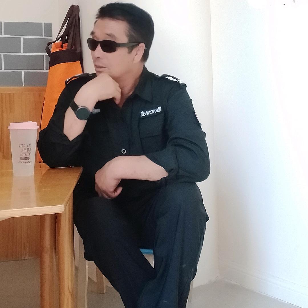 淡然一笑