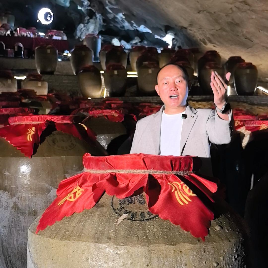 茅台镇万吨溶洞酒库