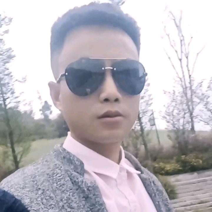 半颗糖不甜，星子落在衣角。