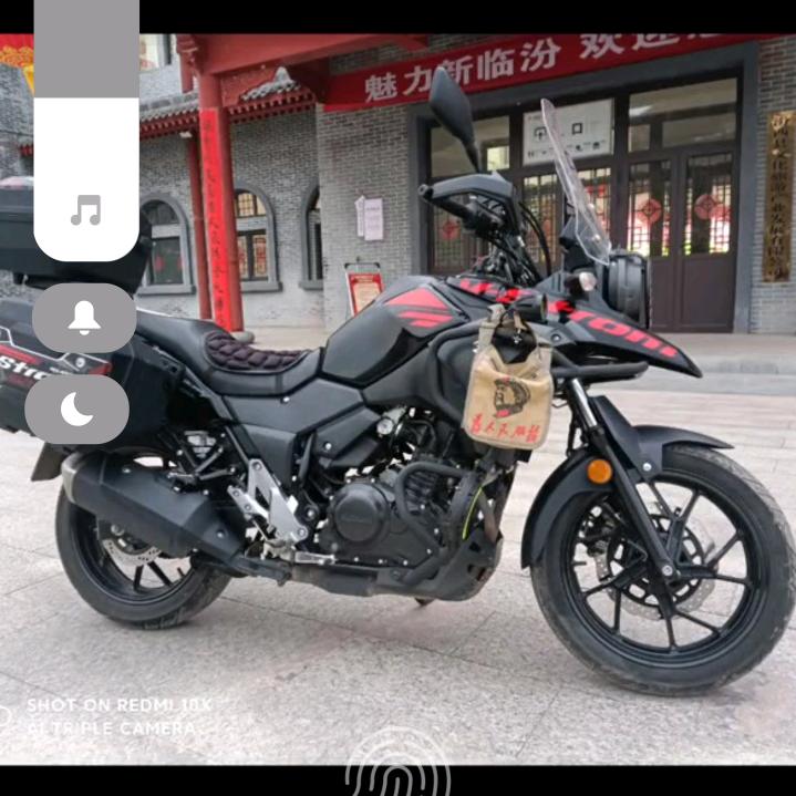 老头骑铃木游看山川河流城市农村美景