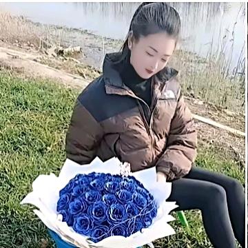 农村捞鱼摸虾小姐姐
