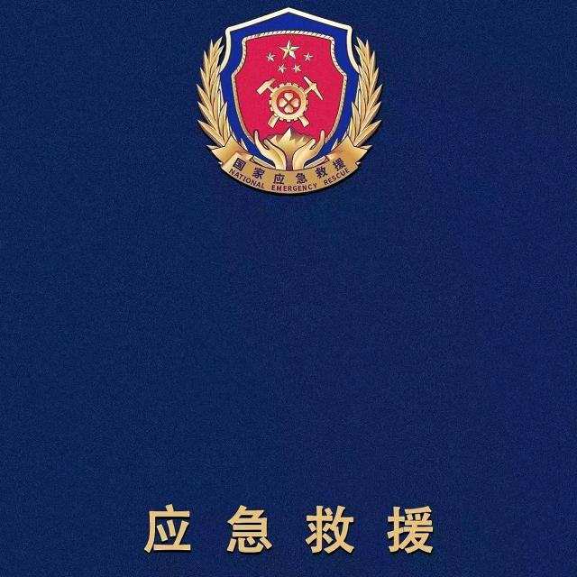 抱着酒瓶的男人