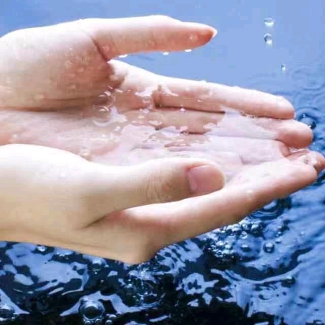 专业贴砖的农村小伙