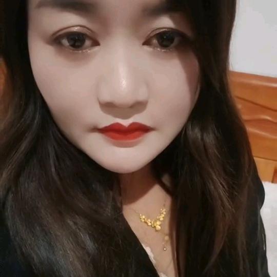 面带微笑