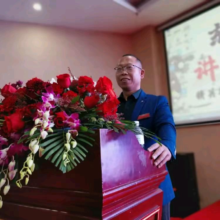 红军聊养鸡