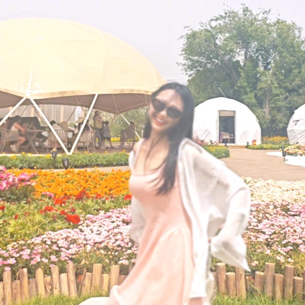 开着拖拉机的美少女