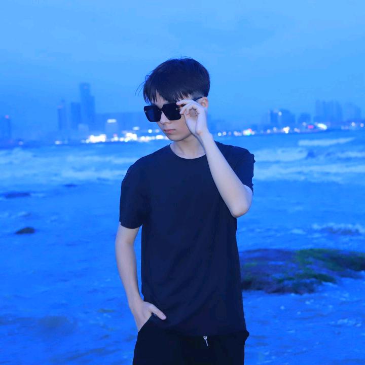 阿轩(ノへ￣、)