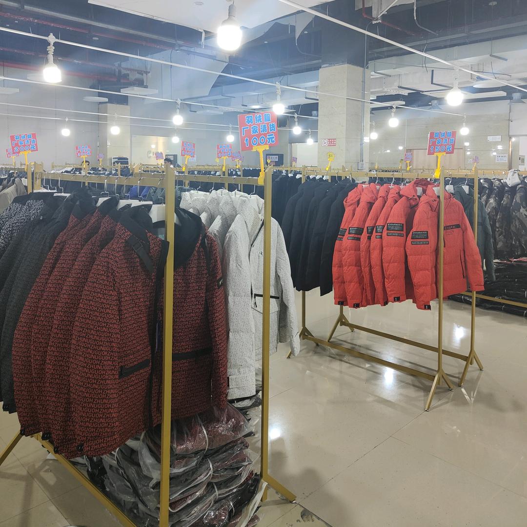 九月利羽绒服工厂店