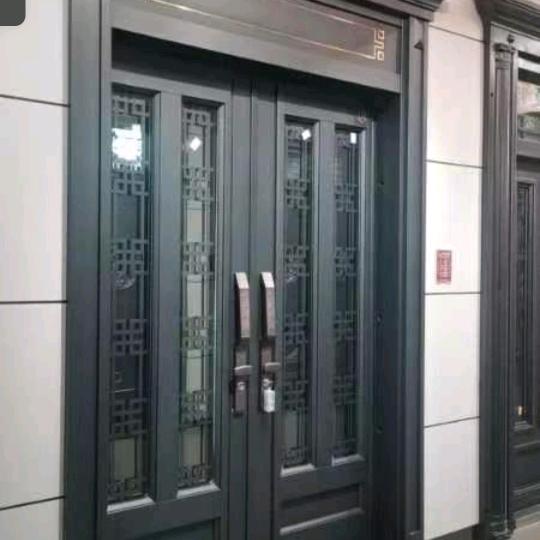 无人扶我青云志，独自踏雪登峰顶。