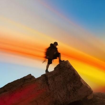 山顶从容望日者