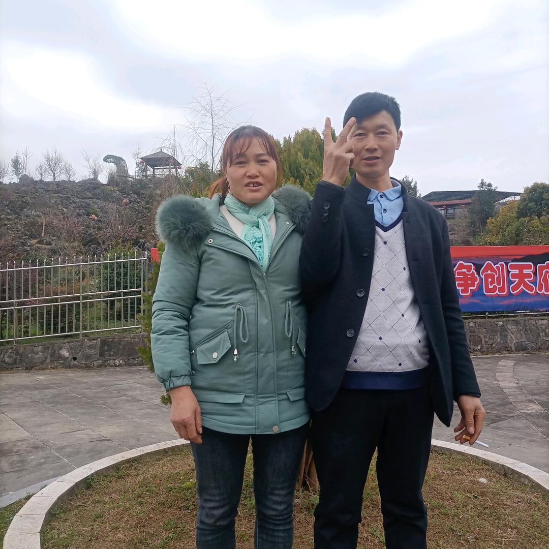 巴山大峡谷兰幺妹花鼓钱棍演艺队，雷中祥