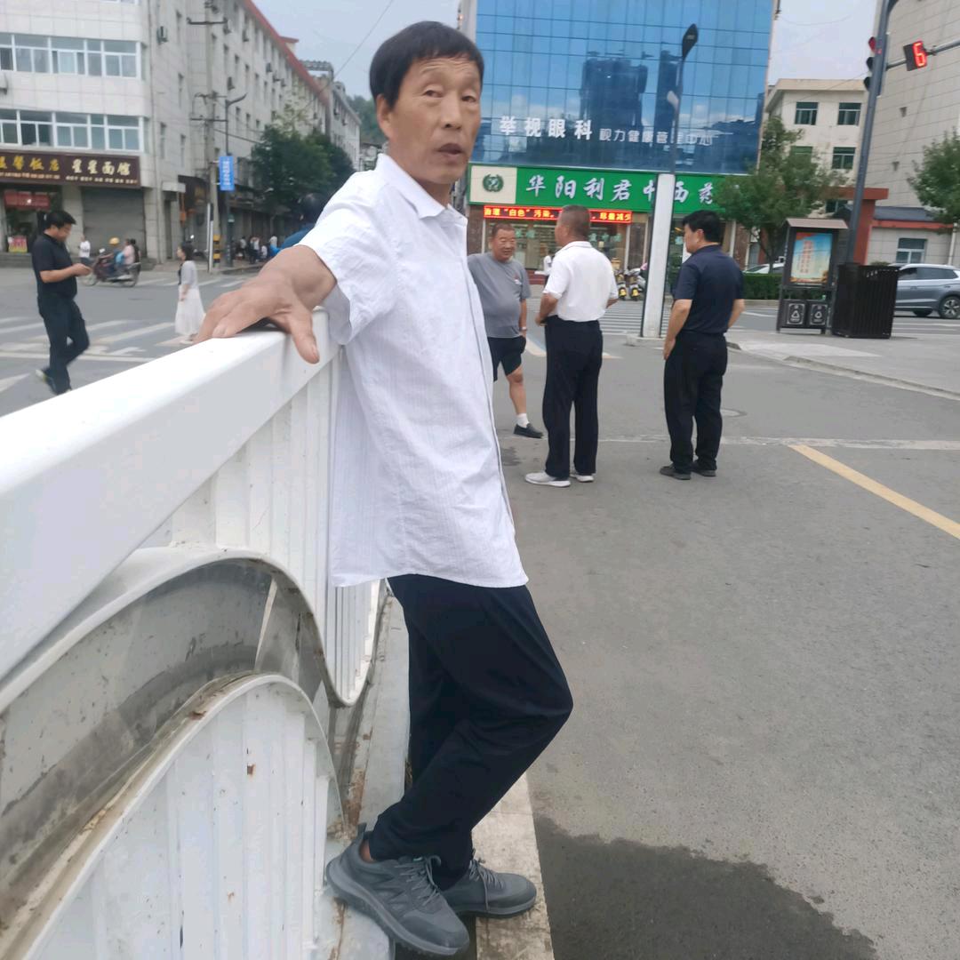 贺师傅与废品为舞