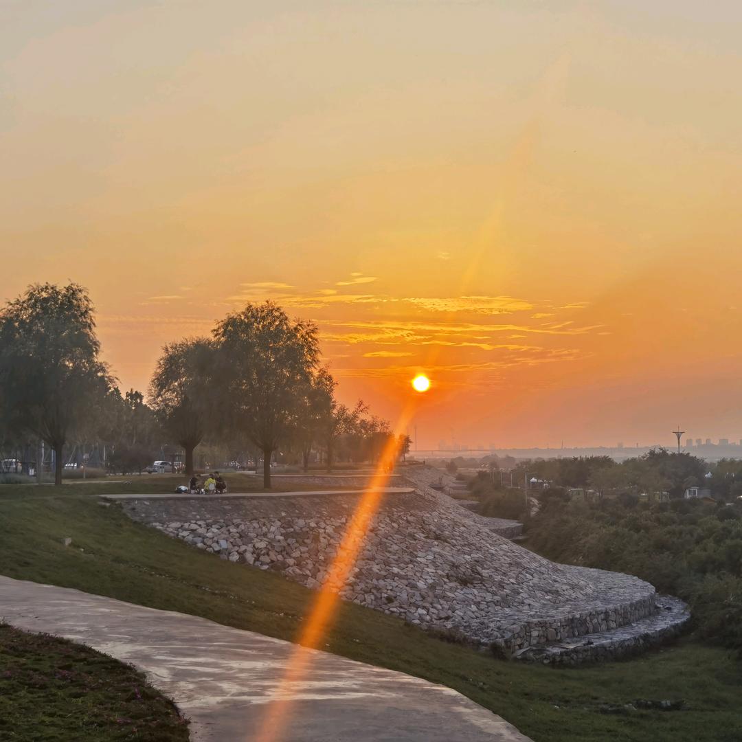 渐行渐远渐陌生