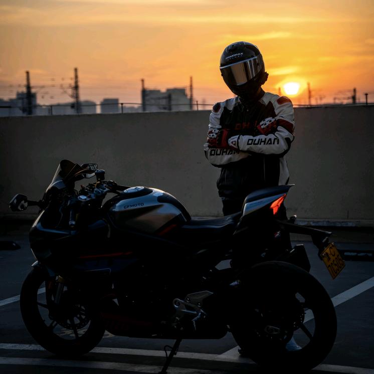 加油只加二十块🏍