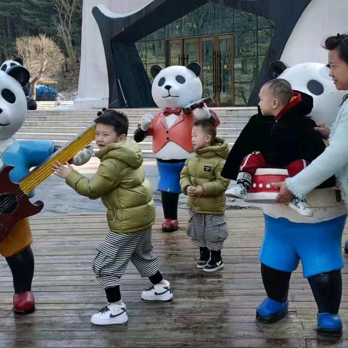 三个皮夹克的妈妈