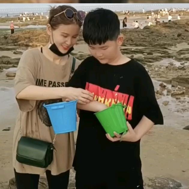 大脸哥和妈沫