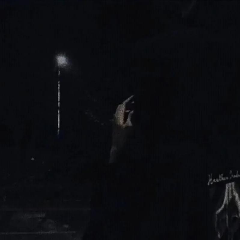 ，