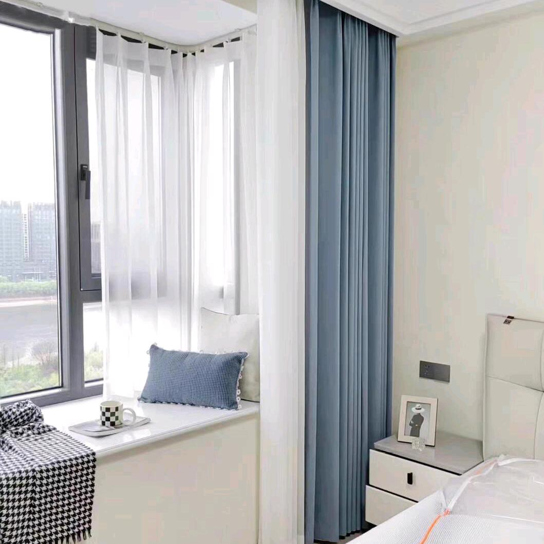 在合肥卖窗帘墙布的小伙子