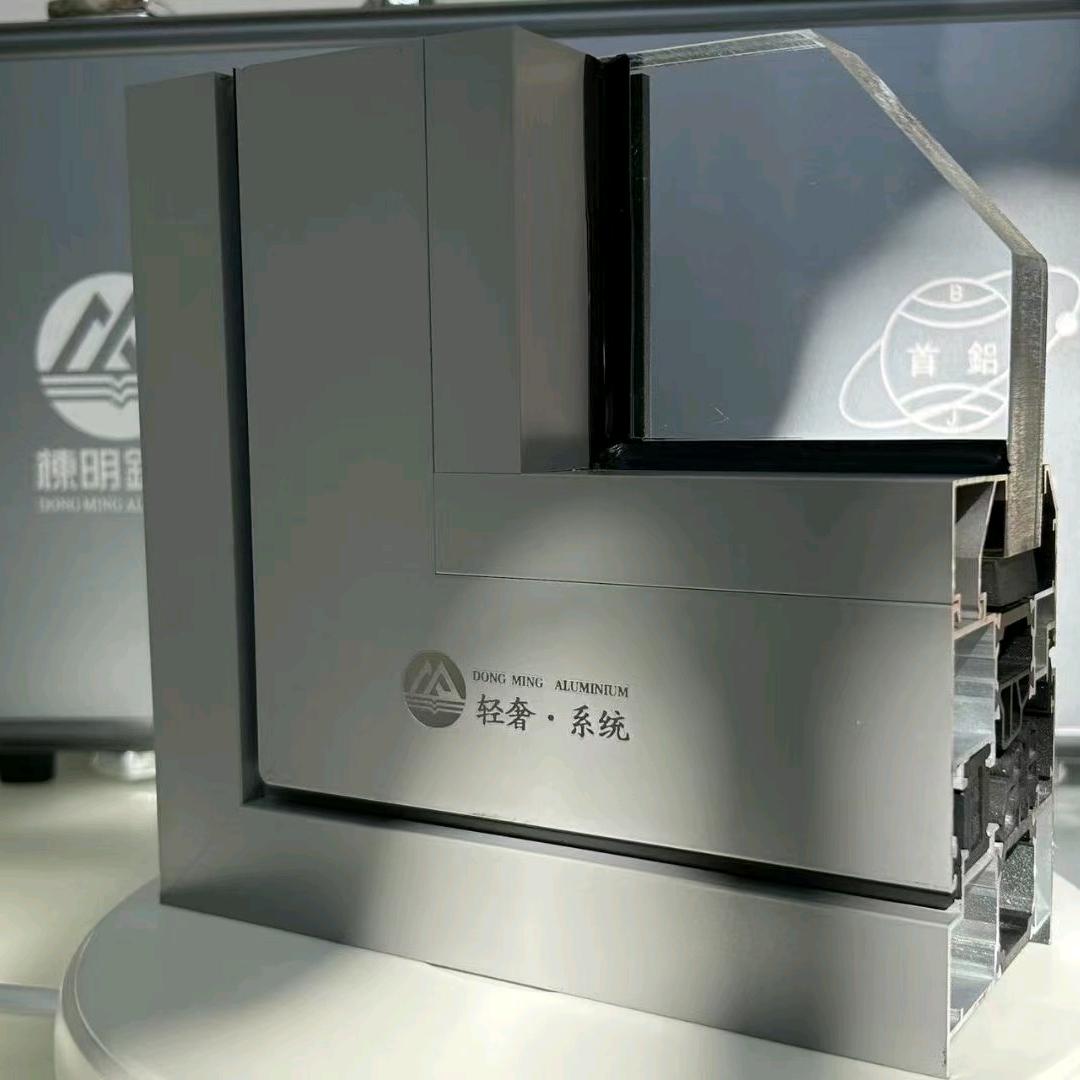 在高碑店做换窗服务的小田