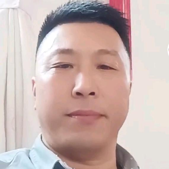 阳光撒在桌面