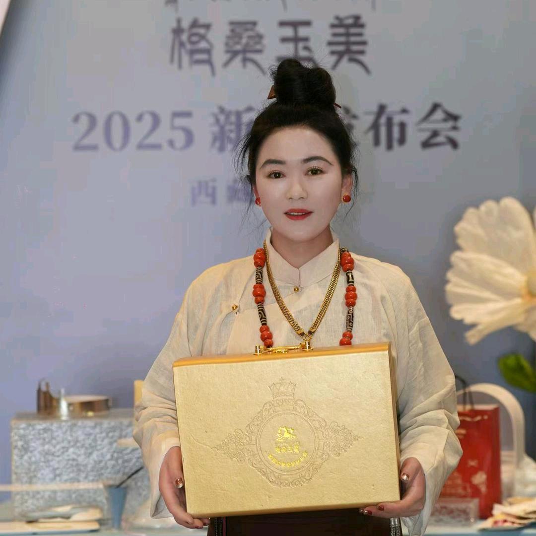 旦增拉姆时尚衣装精选