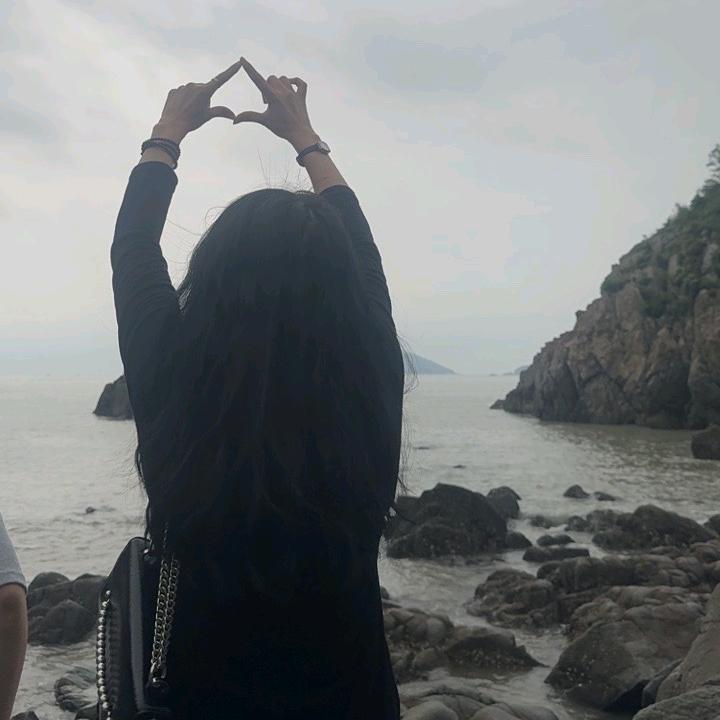 @傻丫头。少说话。人间清醒。