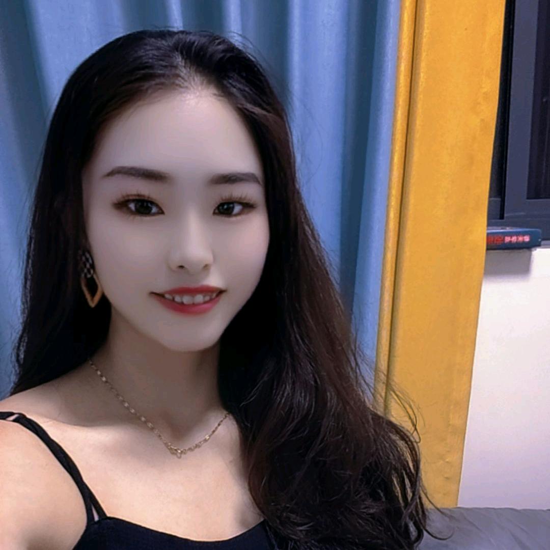 兴仁明博公园里脆皮猪脚妹