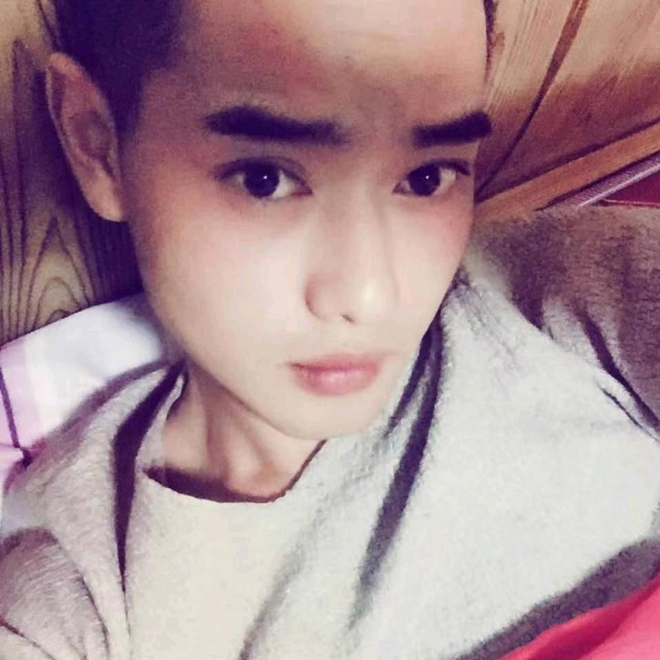 户外小哥抓黄鳝