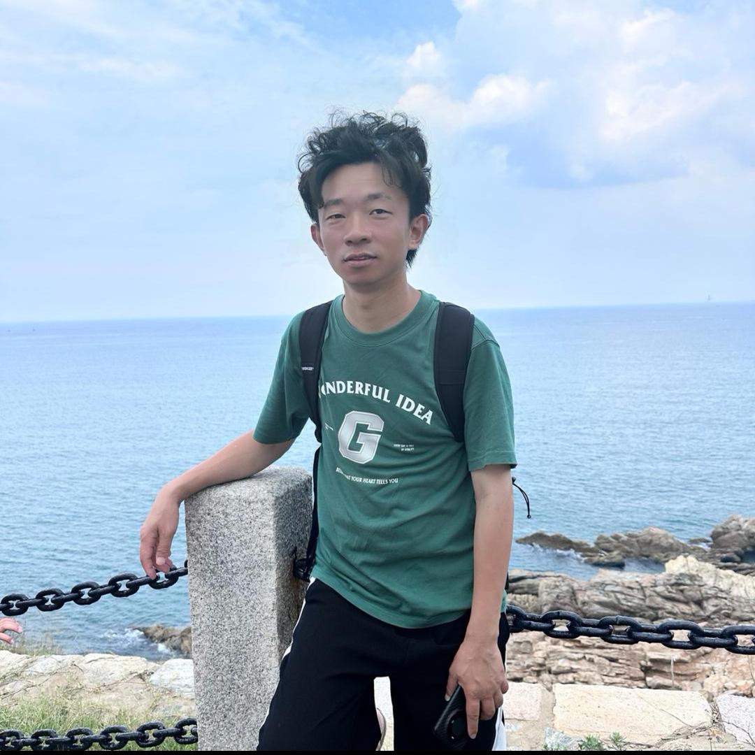 阳    凯