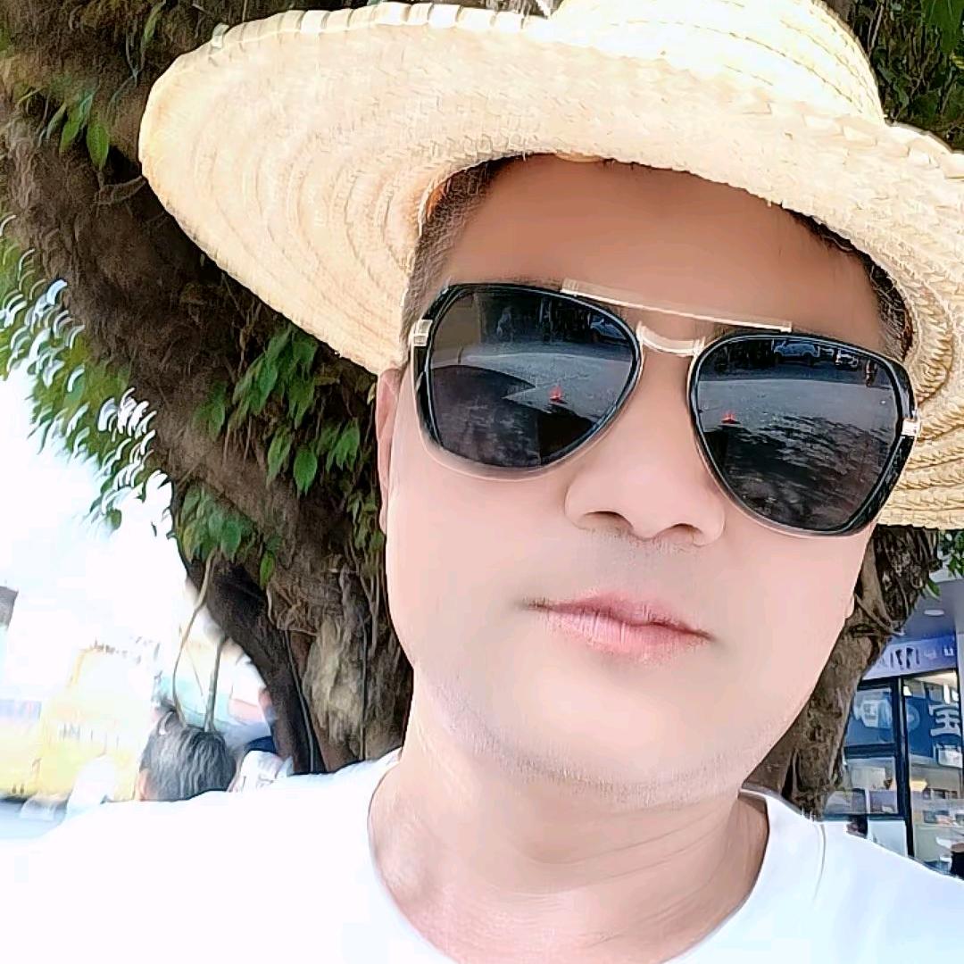 带草帽收蜂蜜的蜂蜜吴