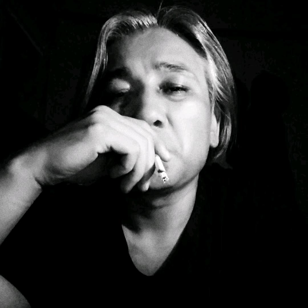深黑瑟