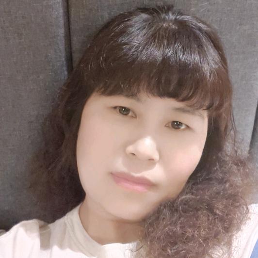 演绎精品女装。