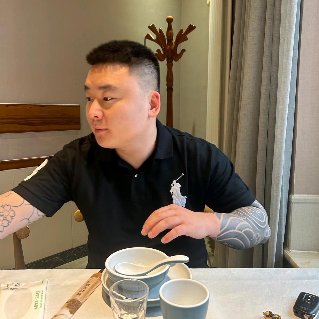 扎伟.