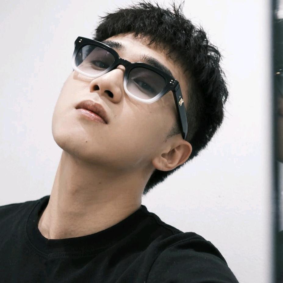 你的头发乱了喔