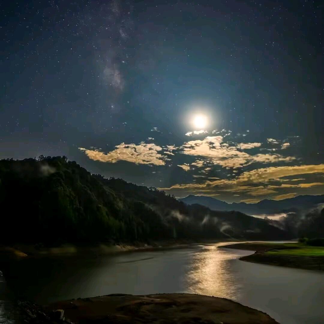 远遁寒江歌入云