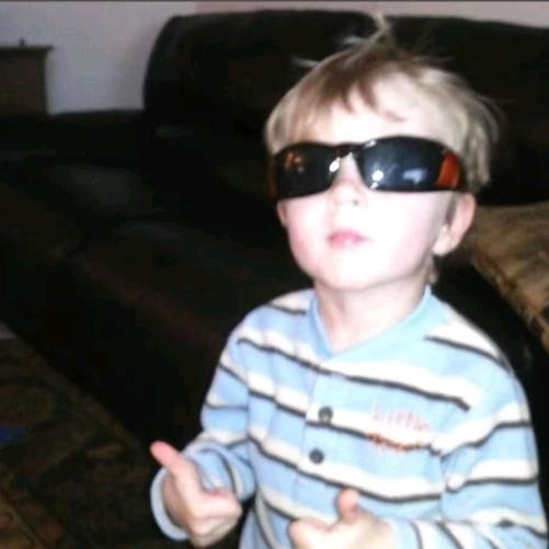 好动还有点恶劣的小男孩