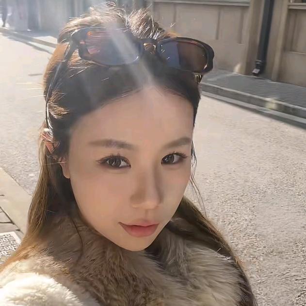 丁羊筠精致穿搭