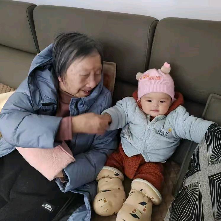 亲亲小宝贝