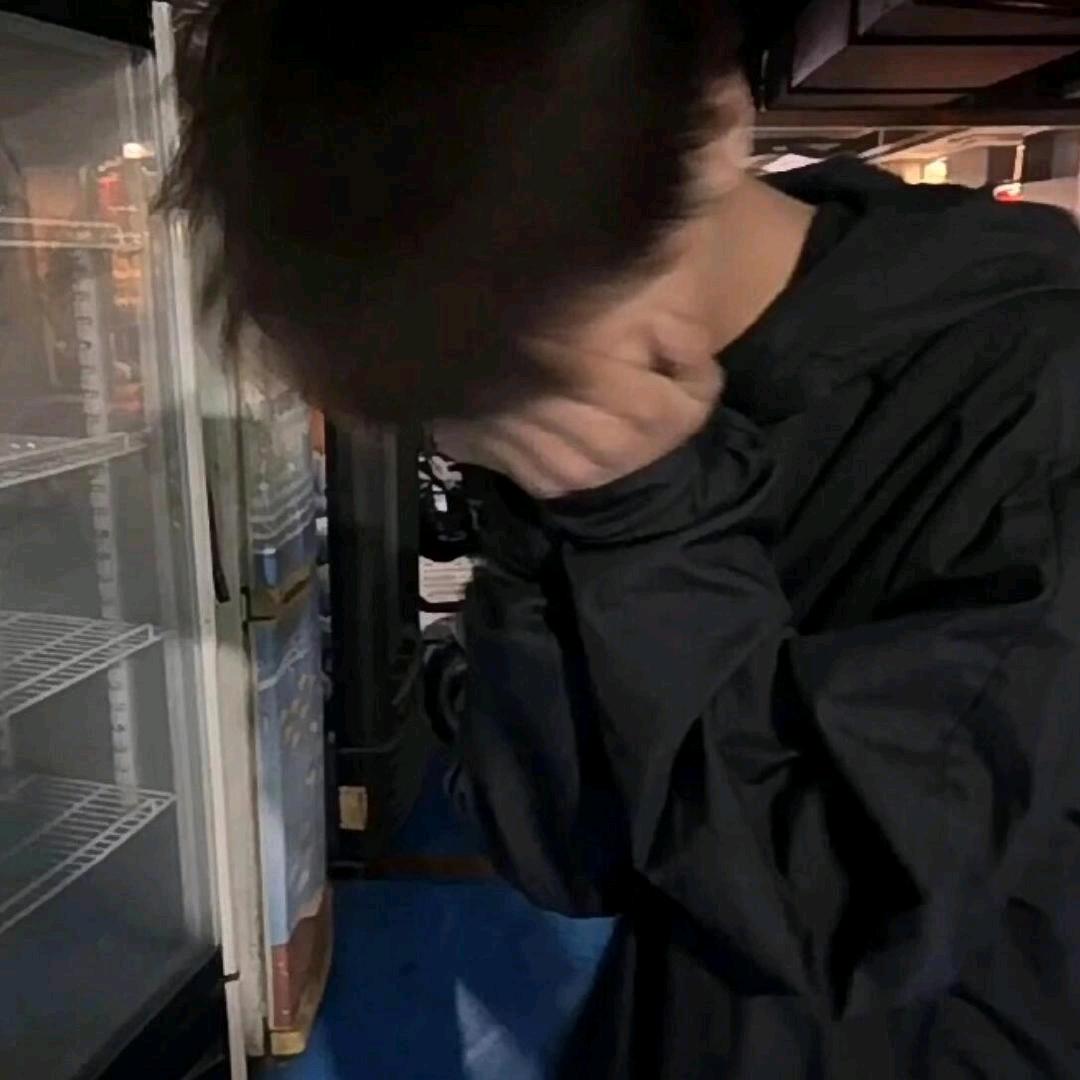 泪水划过眼角你却不懂我的好