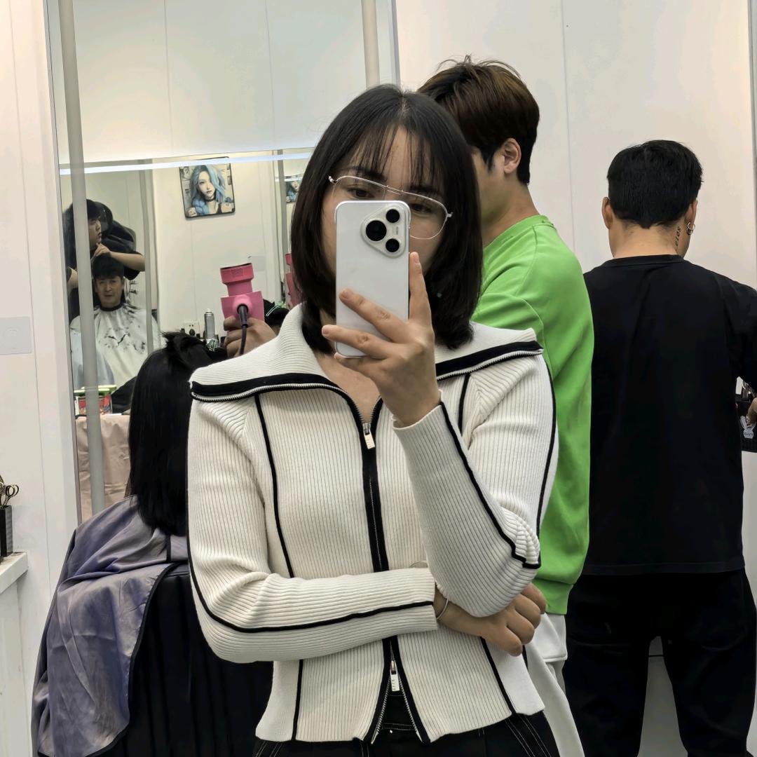 手握月亮的行路人