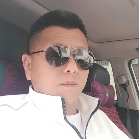 握着方向盘的“赶路人”