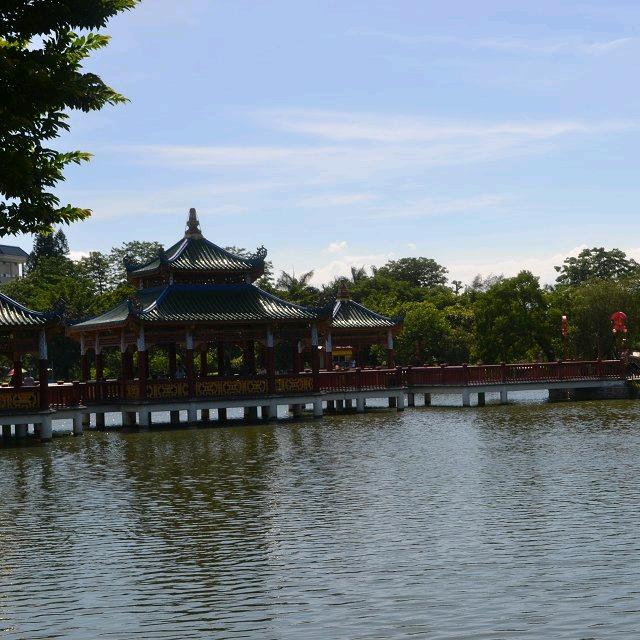 兰桂坊的夜晚藏着无数故事，霓虹灯影里酒杯