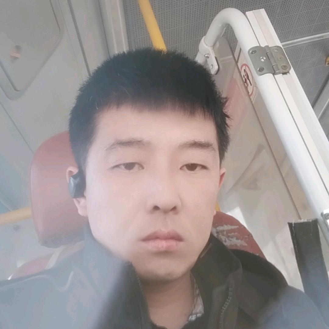 开公交的小哥哥