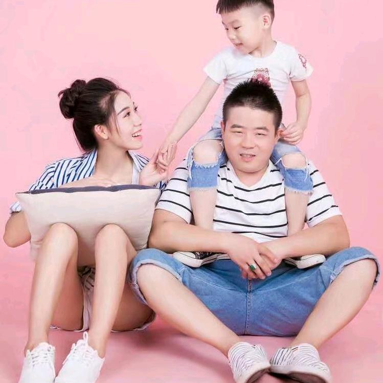 卖小狗的大姐姐（鸿运雪橇大院）