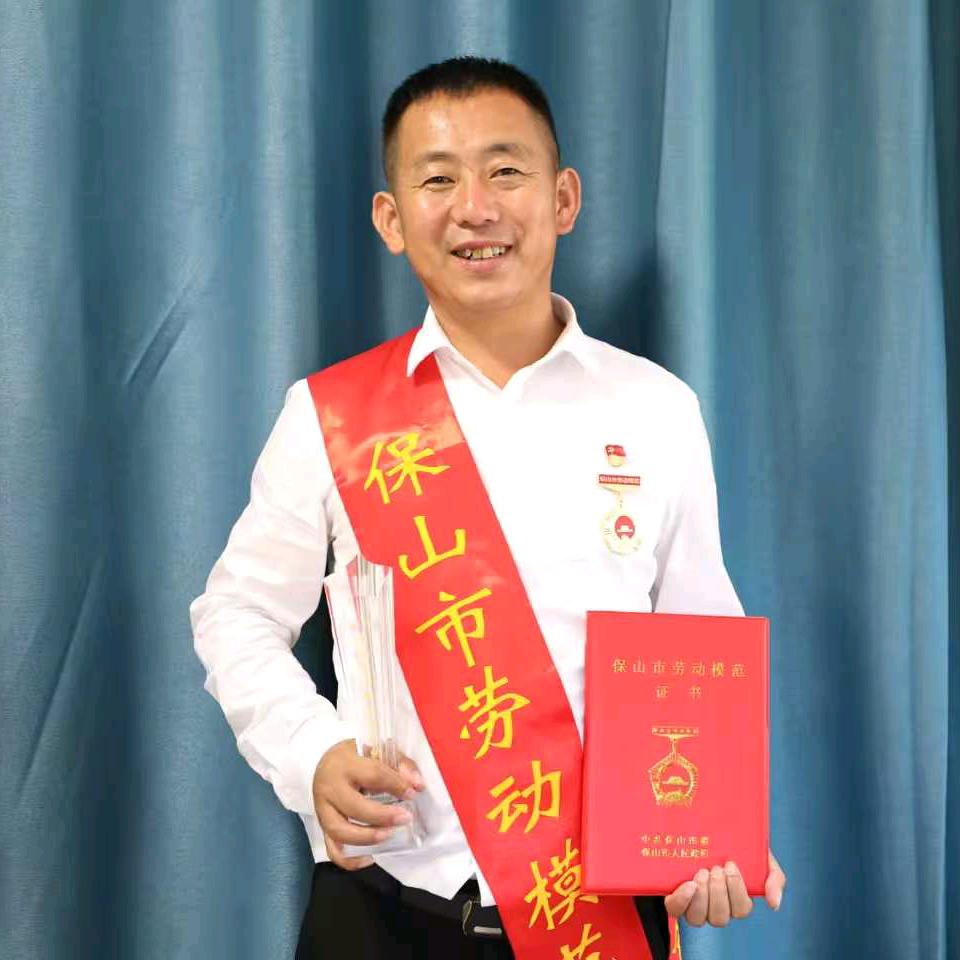 杨嵘平“椅子山旅居村景区”