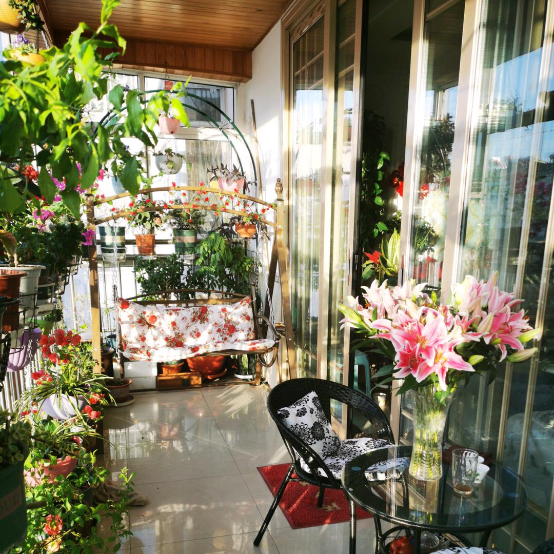 倚窗听花落