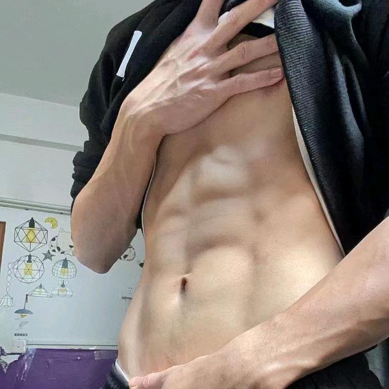 你压着我腹肌了