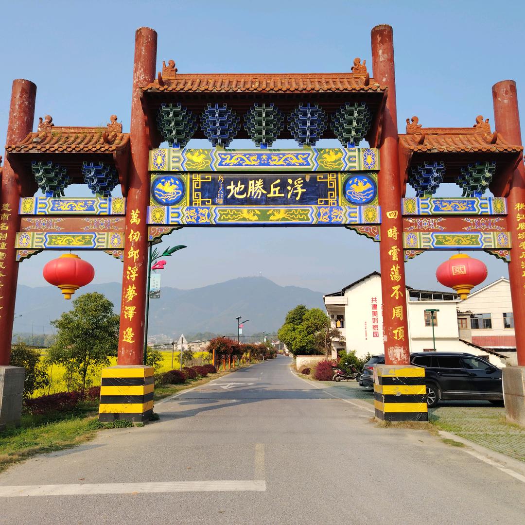 吴丰，丰收山庄烤全羊