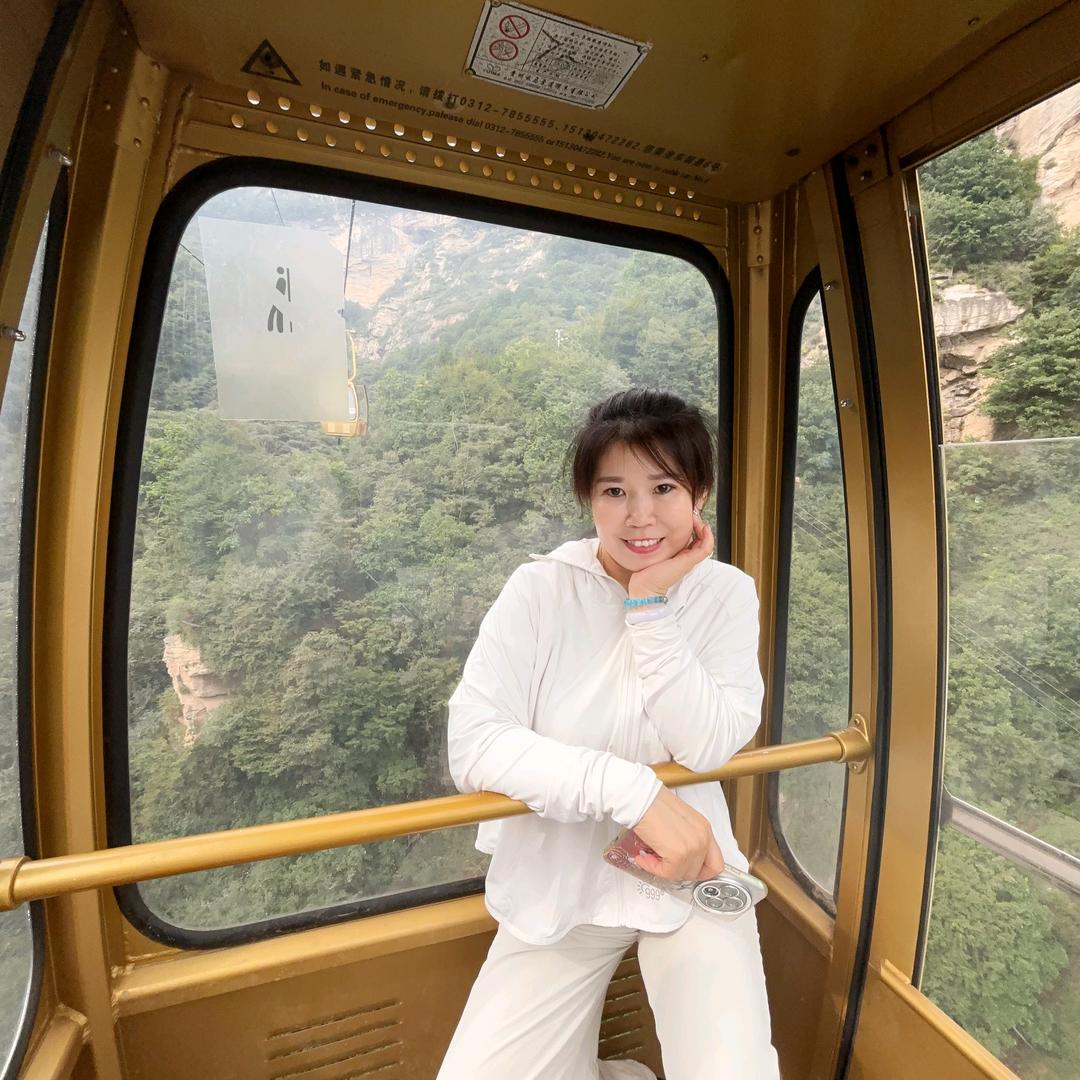 望都步行街四姐妹美发李岂震
